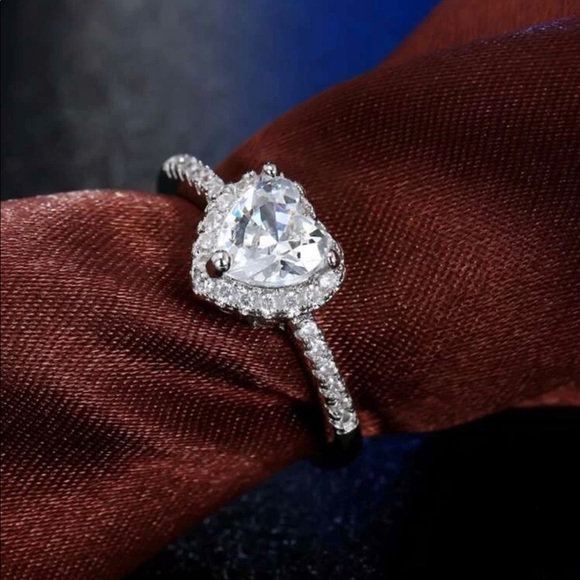 Rhinestone Heart Ring - Picture 3 of 4